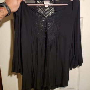 Black Flowy Long-Sleeve (M)